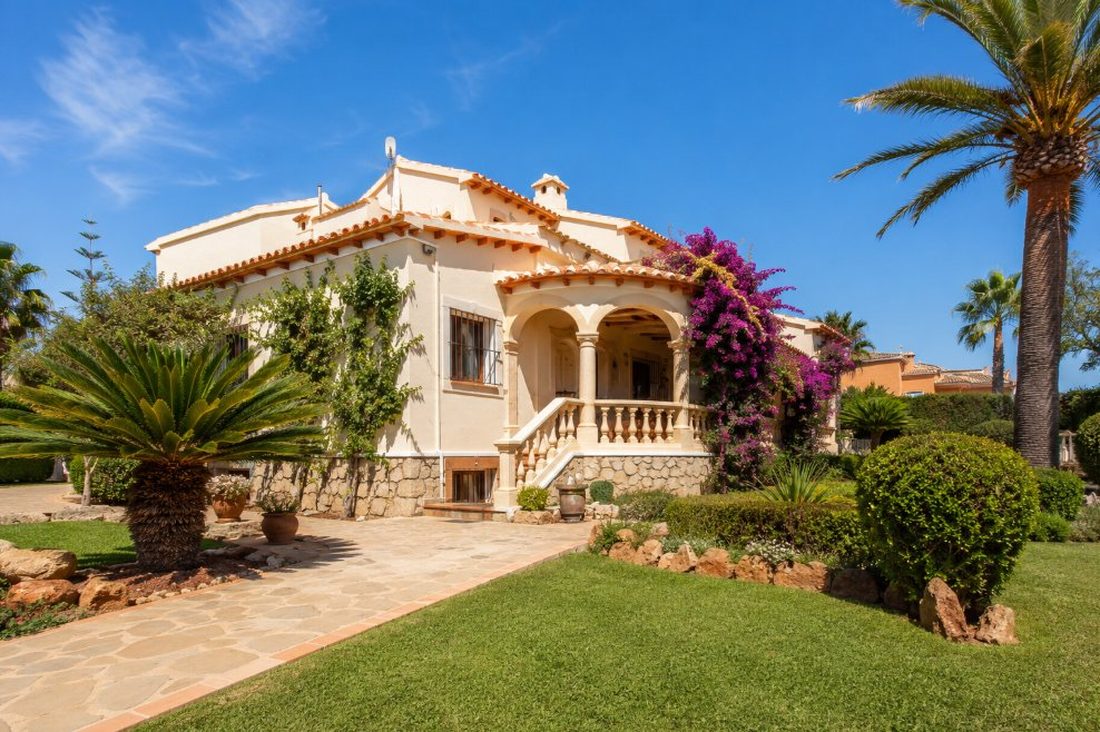 Villa mediterránea en Vilafortuny con fachada pintada en tonos cálidos y jardín
